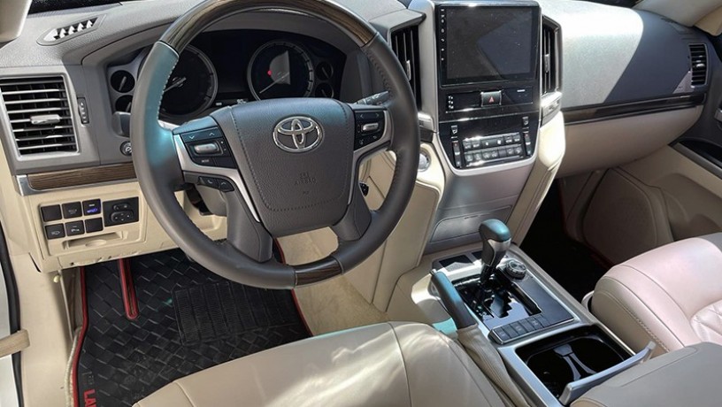 2021-toyota-vx-armored-big-6