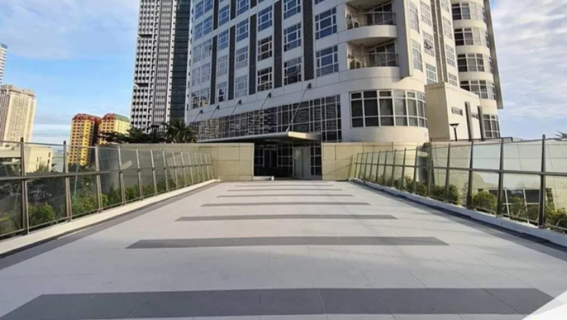 1br-condominium-w-balcony-and-parking-included-at-east-tower-of-twin-oaks-place-big-6